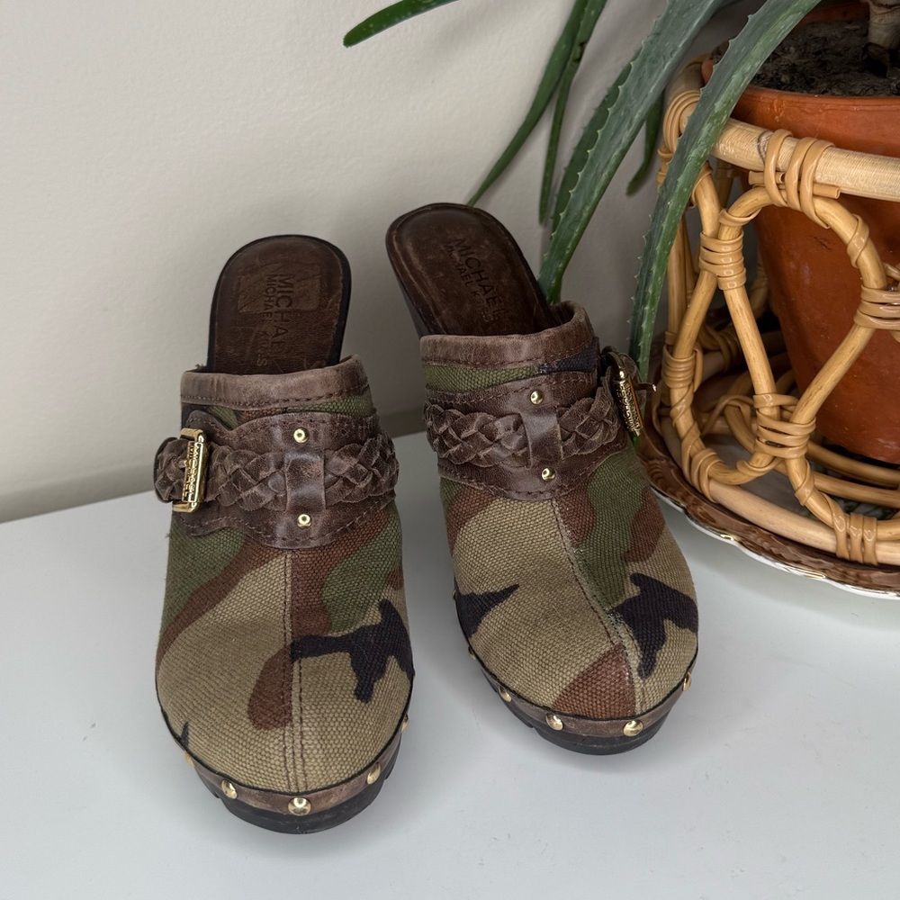 Michael Kors Camo Canvas Leather Clog Mules Heels Studded Buckle Woman’s 5.5M - Picture 4 of 12